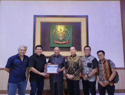 Syah Afandin Terima Penghargaan