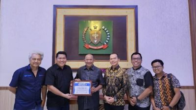 Syah Afandin Terima Penghargaan