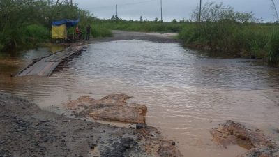 Jalan Poros Pelang 4 Bulan Rusak Tanpa Perbaikan