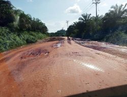 Jalan Simpang Sepaku Menuju Simpang Perigi Raya Hancur