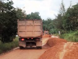 Tanah Timbun Ganggu Jalan Umum