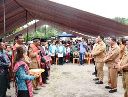 Bunga Desa Samosir Bagikan Berbagai Bantuan
