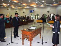 Ketua DPRD Langkat Ambil Sumpah Yezerielly Sebagai PAW