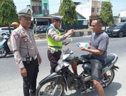 Operasi Keselamatan Toba Satlantas Bagikan Brosur  