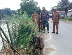 Muspika Tinjau Jalan Longsor Terkikis Aliran Sungai