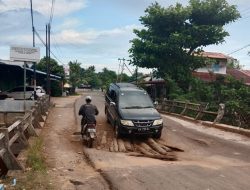Masyarakat Desa Sungai Besar Keluhkan Jalan Rusak