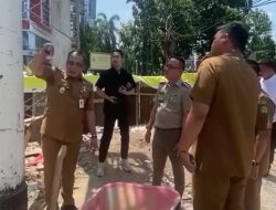 Walkot Bobby Ngamuk saat Sidak Pembangunan Tugu  