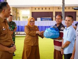 Pemkab Solok Serahkan Jaring  di Nagari Singkarak