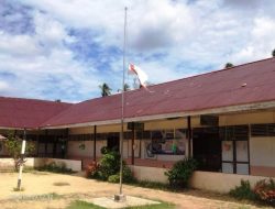 “Merah Putih” di UPT Disdik Ketapang Setengah Tiang 