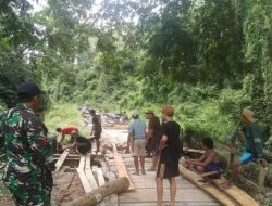 Gotong Royong Perbaikan Jembatan di Jelai Ulu