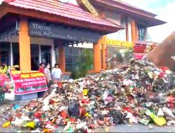 Tak Diurus, 10 Truk Sampah Masuk Kantor Bupati Sintang