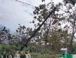 Tiang Listrik Miring Bertahun-tahun di Sampang