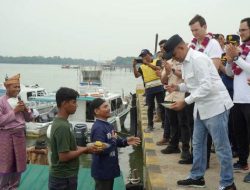 Faisal Hasrimy Resmikan Boat Sekolah Bantuan YAGASU 