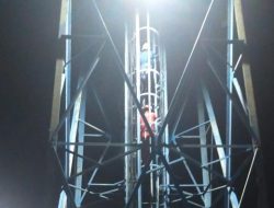 Pemuda di Batam Nekat Panjat Tower Seluler 40 Meter