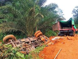 Truk Bawa Material Terguling Di Jalan Provinsi Kalbar