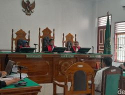 Dituntut 20 Tahun Penjara Kadinkes Sumut Alwi Peluk Keluarganya