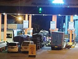 Truk Antri Panjang di Telaga Punggur