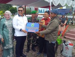 Bupati Solok Epyardi Asda Serahkan Bantuan Alsintan Untuk Kelompok Tani  