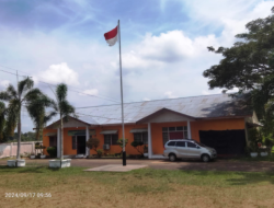 “Merah Putih” Sobek Berkibar di Kantor Camat Benua Kayong