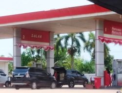 Mobil Isi BBM Pakai Jerigen di Ketapang