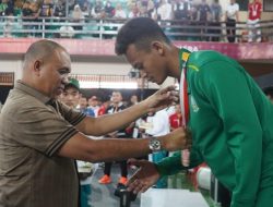 Pj. Bupati Langkat Serahkan Medali Juara Cabor Sambo 