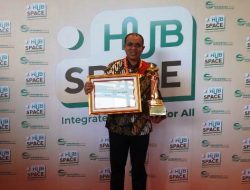 Faisal Hasrimy Terima Wahana Tata Nugraha 2024 