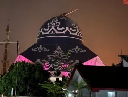 Hujan Disertai Petir Landa Batam Kubah Masjid Agung Patah