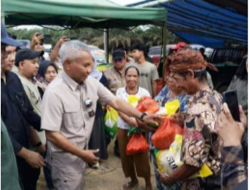 Bupati Ketapang Bagikan Sembako di Desa Belaban Marau