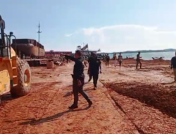 Laut Ditimbun Nelayan dan LSM Lang Laut Demo PT Vicenter