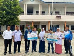 SMP N 1 Tebing Tinggi Serahkan Penghargaan kepada Guru dan Siswa