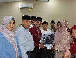Kepala Dinas Pendidikan Tanah Datar Serahkan Bantuan ke Madrasah Tsanawiyah