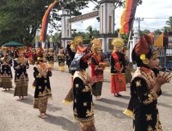 Festival Pesona Minang Kabau, Siswa MTsN 14 Tanah Datar Menyukseskan Sekaligus Menyambut Tamu