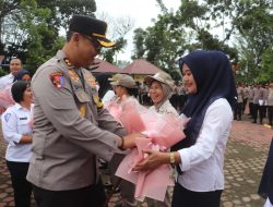 Spesial Hari Ibu, Kapolres Langkat Apresiasi  Polwan dan PHL 