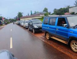 Kendaraan Antri Panjang Cari BBM di Kendawangan