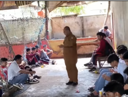 Pemdes Banjarsari Nasehati  Siswa Sekolah di Arena Futsal