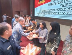 Pj Bupati Serahkan SK Perpanjangan Anggota BPD : Bukan Saling Intip 