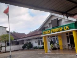 “Merah Putih” Koyak Terpasang di Dinas Perkim LH