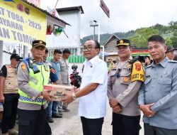 Cek Pos Pelayanan Idul Fitri 2025, Wabup Samosir Bagikan Bingkisan