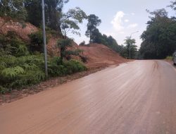 Diduga Truk PT Inovasi Buat Jalanan Licin    