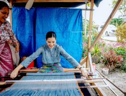 Kunjungi Galeri Ulos Hutaraja Kahiyang Ayu Buat Ulos