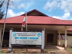 “Merah Putih” Lusuh Dan Robek Berkibar di SMAN 1 Singkup Ketapang