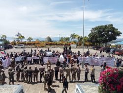 Masyarakat 3 Desa di 2 Kecamatan Toba Bawa Peti dan Salib Bertuliskan Hukum di Toba Mati