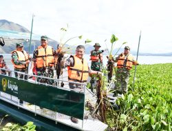 HUT 75 Kodam I BB, Bupati Samosir Bersama Dandim 0210/TU Bersihkan Eceng Gondok
