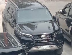 Diduga Mobil Plat Merah Jadi Plat Hitam