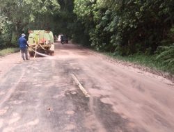 Jalanan Licin Warga Punggur Protes Truk Galian C