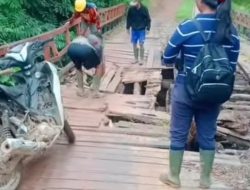 Warga Jelaihulu Perbaiki Jalan Sebelum Melintas