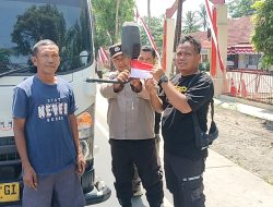 Polsek Padang Tualang Bagikan Bendera Merah  Menjelang HUT RI ke-80