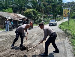 Polsek Bahorok Dan Mahasiswa KKN UINSU Timbun Jalan Rusak 
