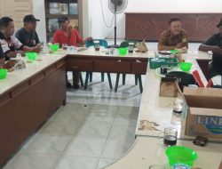 Kepala Desa Tuluk Riswanto dan Jurnalis Pererat Hubungan Baik