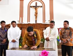 Bupati Samosir Tandatangani Prasasti Gereja Katolik Stasi Kristus Raja Sangkal  Tomok